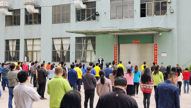 恩典科技双肩包生产家黄董事长-早会分享照片 双肩包生产厂家,双肩包生产工厂,深圳双肩包生产厂家,双肩包定制,双肩包定做