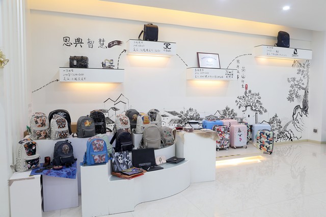 定制背包,恩典皮具箱包厂,广东双肩包厂家,深圳手袋厂,电脑背包工厂 定制背包,恩典皮具箱包厂,广东双肩包厂家,深圳手袋厂,电脑背包工厂