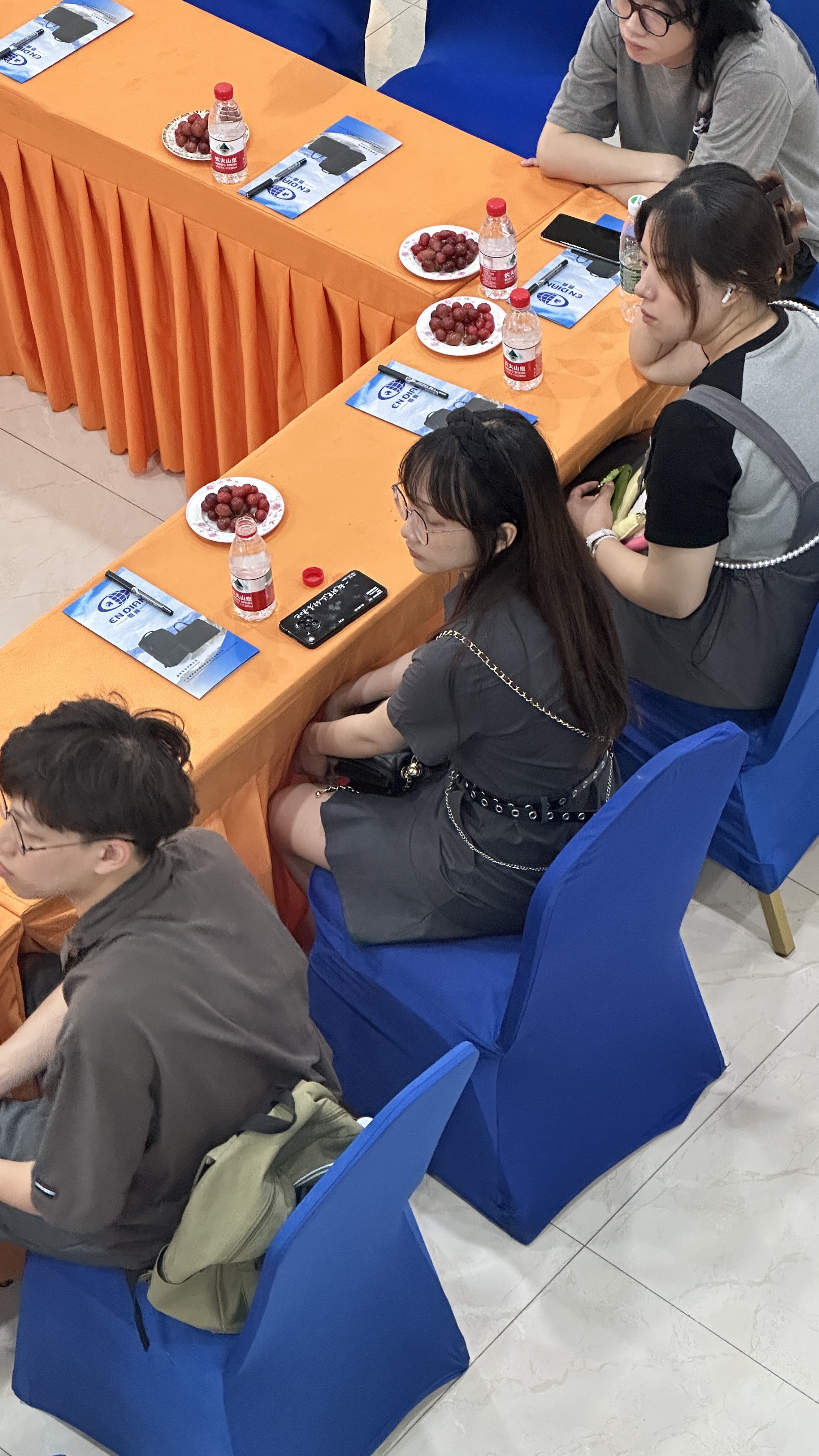 参赛选手介绍自己的设计作品 参赛选手介绍自己的设计作品