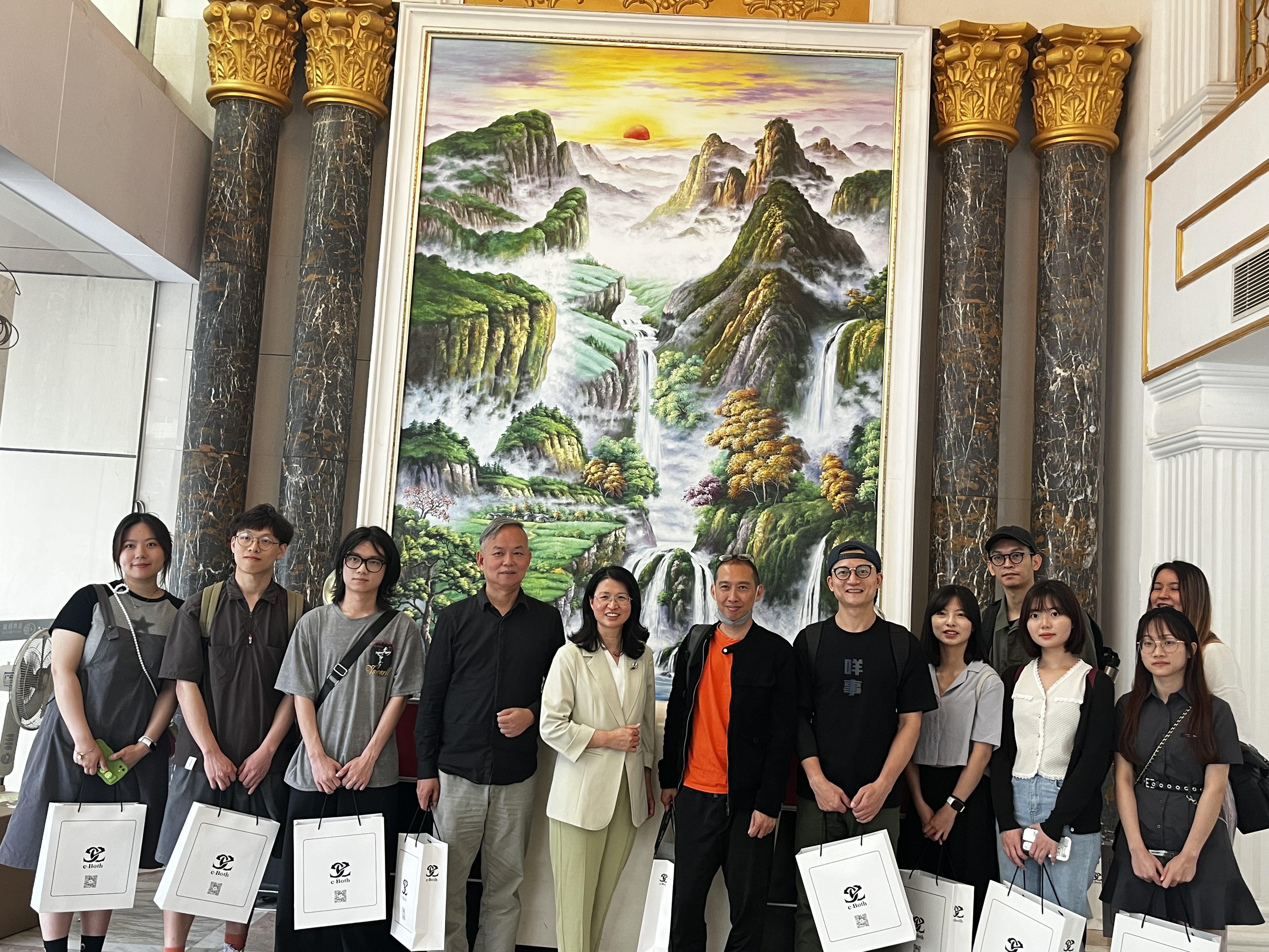 恩典赵小姐与设计团队合影 恩典赵小姐与设计团队合影